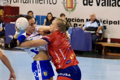 La férrea defensa de Porriño maniata el ataque del BM Aula.