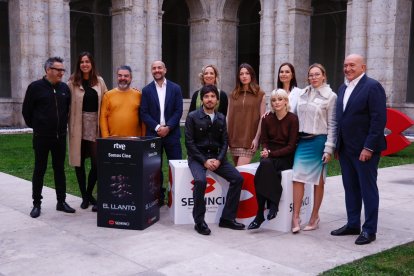 El cineasta vallisoletano Pedro Martín-Calero junto al equipo de su película 'El llanto'; el director de Seminci José Luis Cienfuegos; el alcalde de Valladolid Jesús Julio Carnero y la concejala de Turismo Blanca Jiménez