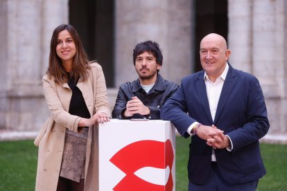 El cineasta vallisoletano Pedro Martín-Calero junto al alcalde de Valladolid Jesús Julio Carnero y la concejala Blanca Jiménez