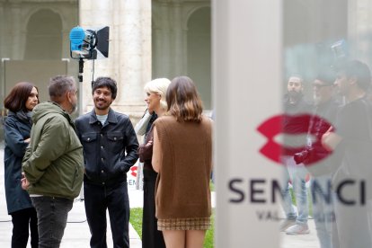 El cineasta vallisoletano Pedro Martín-Calero junto al equipo de su película 'El llanto'