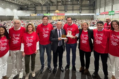 Celebración del 'Día do Veciño' en Lugo con la entrega de un premio a Óscar Puente.