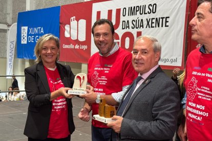 Celebración del 'Día do Veciño' en Lugo con la entrega de un premio a Óscar Puente.