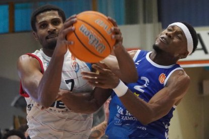 Acción del duelo liguero jugado por Zamora y el Real Valladolid Baloncesto en la segunda jornada de la Primera FEB.