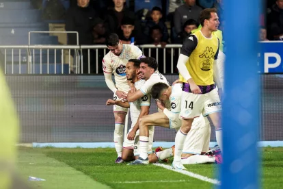 Anuar celebra su gol que supuso el 1-3 del Real Valladolid en Mendizorroza ante el Alavés.