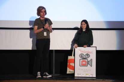 Alicia Díez recoge el premio del concurso de carteles de Miniminci