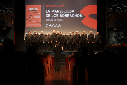 La sección masculina del coro de la Escuela Municipal de Música de Valladolid da la bienvenida al público del Teatro Zorrilla