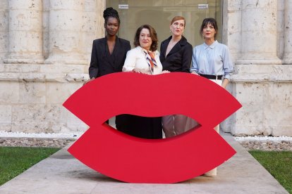 La directora Elena Manrique, de 'Fin de fiesta', junto a las actrices protagonistas de su película