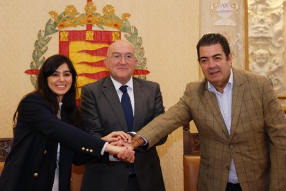 Leticia Mingueza, Jesús Julio Carnero y Alberto Gutiérrez Alberca en la firma del convenio con los autónomos.