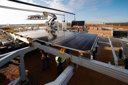 El robot cogiendo un módulo solar en el parque de Peñaflor de Hornija