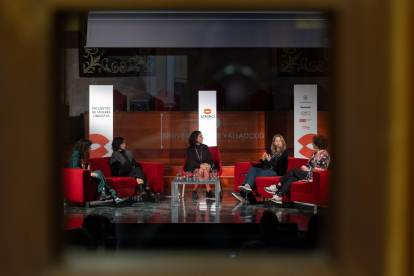 Última mesa del 'Encuentro de Mujeres Cinestas' con Icíar Bollaín ('Soy Nevenka'), Almudena Carracedo ('No estás sola'), María Herrera ('El cuento de una noche de verano') y Tábata Cerezo (actriz y coordinadora de intimidad)