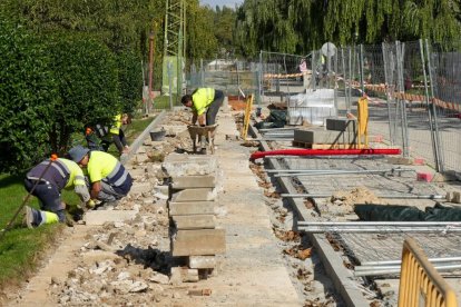 Obras del nuevo carril bici del paseo Isabel la Católica.