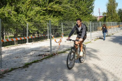 Obras del nuevo carril bici del paseo Isabel la Católica.