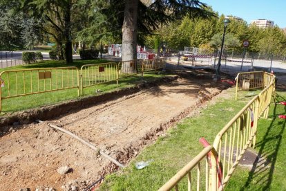 Obras del nuevo carril bici del paseo Isabel la Católica.