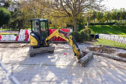 Obras del nuevo carril bici del paseo Isabel la Católica.