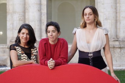 La directora de la película 'Salve Maria, Mar Coll, junto a la actrices protagonistas