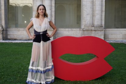 La directora de la película 'Salve Maria, Mar Coll, junto a la actrices protagonistas