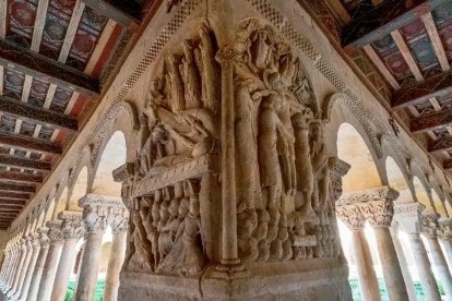 Capitel de las columnas del claustro del Monasterio de Silos