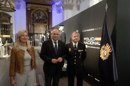 La teniente de alcalde de Valladolid, Irene Carvajal, el subdelegado del Gobierno en Valladolid, Jacinto Canales, y el jefe superior de la Policía Nacional de Castilla y León, Juan Carlos Hernández, presentan la exposición 'Policía Nacional. 200 años al servicio del ciudadano'.