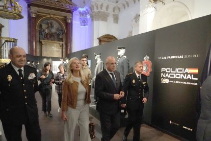 La teniente de alcalde de Valladolid, Irene Carvajal, el subdelegado del Gobierno en Valladolid, Jacinto Canales, y el jefe superior de la Policía Nacional de Castilla y León, Juan Carlos Hernández, presentan la exposición 'Policía Nacional. 200 años al servicio del ciudadano'.