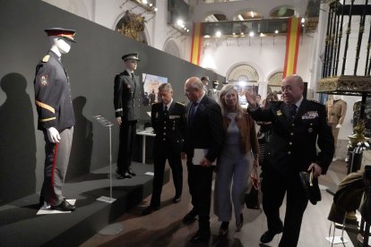 La teniente de alcalde de Valladolid, Irene Carvajal, el subdelegado del Gobierno en Valladolid, Jacinto Canales, y el jefe superior de la Policía Nacional de Castilla y León, Juan Carlos Hernández, presentan la exposición 'Policía Nacional. 200 años al servicio del ciudadano'.