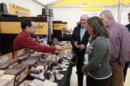 La consejera de Agricultura, Ganadería y Desarrollo Rural, María González Corral, y el alcalde de Valladolid, Jesús Julio Carnero, inauguran la muestra de los artesanos de Tierra de Sabor en el marco de la Seminci