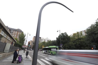 Poste para colocar cámaras de control de zona de bajas de emisiones en la plaza del Poniente