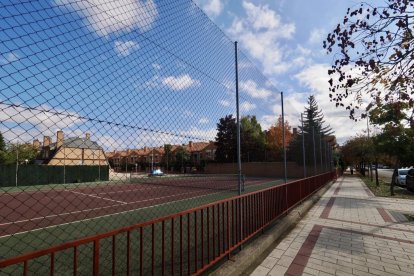 Imagen de unas pistas de tenis en la calle Miguel Delibes