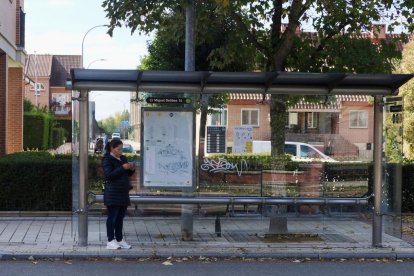 Imagen de la parada de bus de la calle Miguel Delibes