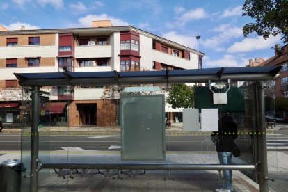 Imagen de una parada de bus en la calle Miguel Delibes