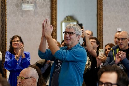 El director de 'Misericordia', Alain Guiraudie, celebra ser el ganador de la Espiga de Oro de la 69 Semana Internacional de Cine de Valladolid.