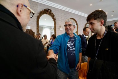 El director de 'Misericordia', Alain Guiraudie, celebra ser el ganador de la Espiga de Oro de la 69 Semana Internacional de Cine de Valladolid.