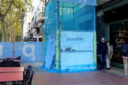 Imagen de las obras junto a la Academia de Caballería