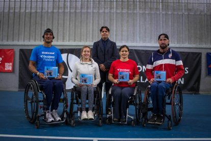 Los finalistas del torneo junto a Corujo, presidente de la Federación de Tenis de Castilla y León.