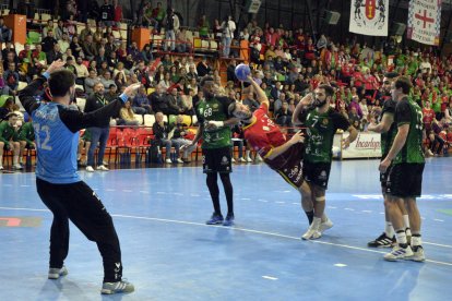 Álvaro Martínez, máximo goleador, en su trabajo de guerra de guerrillas en el pivote, lanza ante Tonicher.