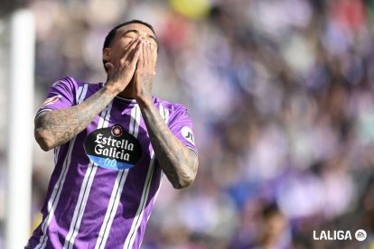 Kenedy se lleva las manos a la cara ante el Villarreal.