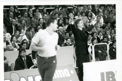 Moncho Monsalve, reclamando en 1994 una acción en el quinto partido ante el Murcia.