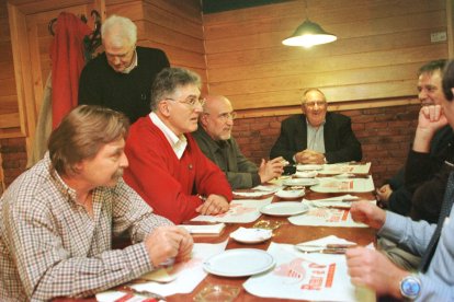 Moncho Monsalve en una reunión con ilustres del baloncesto como Manel Comas o Ramón Trecet.