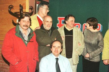 Moncho Monsalve en una reunión con ilustres del baloncesto como Manel Comas o Ramón Trecet.