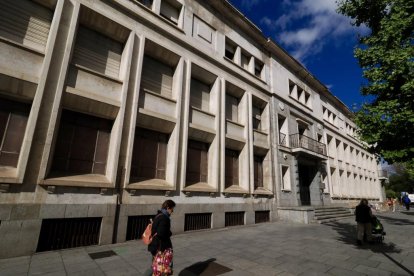 Antiguo colegio de El Salvador en la plaza de San Pablo, donde se va a ubicar la Ciudad de la Justicia.