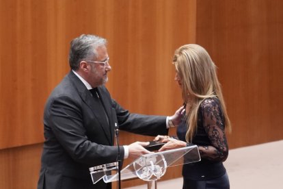 Carlos Pollán, presidente de las Cortes, y Rebeca Arroyo, nueva procuradora de Vox por Valladolid.