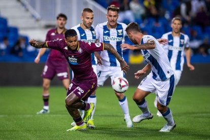 Kenedy pugna por un balón ante un jugador del Leganés en el último amistoso disputado.