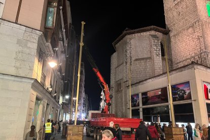 Montaje de la iluminación navideña en la Calle Santiago