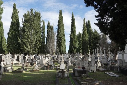 Tumbas en el Día de Todos Los Santos de Valladolid.