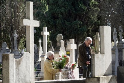 El alcalde de Valladolid, Jesús Julio Carnero, y el arzobispo de Valladolid, Luis Argüello, visitan el cementerio de El Carmen