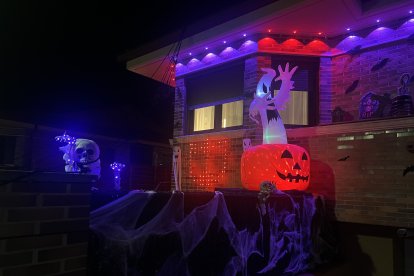 Las viviendas de Laguna de Duero participan en el Concurso de Fachadas de Halloween.