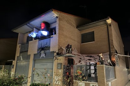 Las viviendas de Laguna de Duero participan en el Concurso de Fachadas de Halloween.