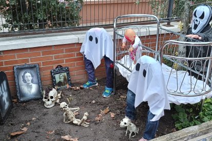 Las viviendas de Laguna de Duero participan en el Concurso de Fachadas de Halloween.