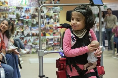 La pequeña Vega, en la presentación del exoesqueleto pediátrico Atlas 2030, desarrollado por Marsi Bionics y donado por la Fundación Nemesio Diez a Aspace.