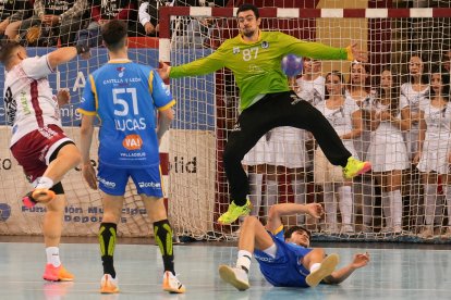 El portero Juan Manuel Bar en una acción del partido ante el BM Logroño.