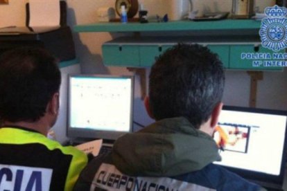 La Policía Nacional observa imágenes incautadas a un pederasta en una imagen de archivo